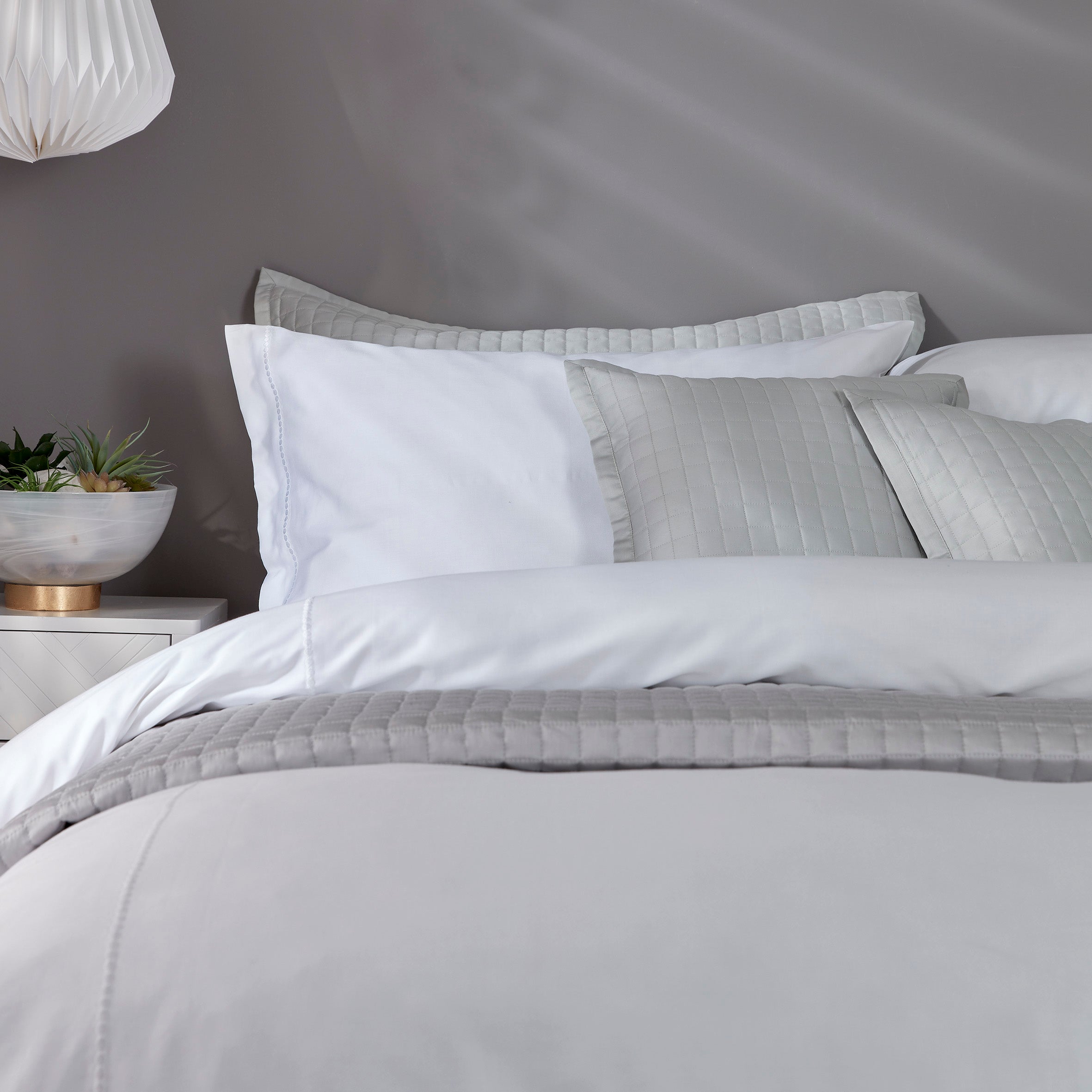 Three Easy Pillow Arrangements: Queen & King Beds  Bed pillow arrangement,  Bedroom pillows arrangement, King bed pillows arrangement